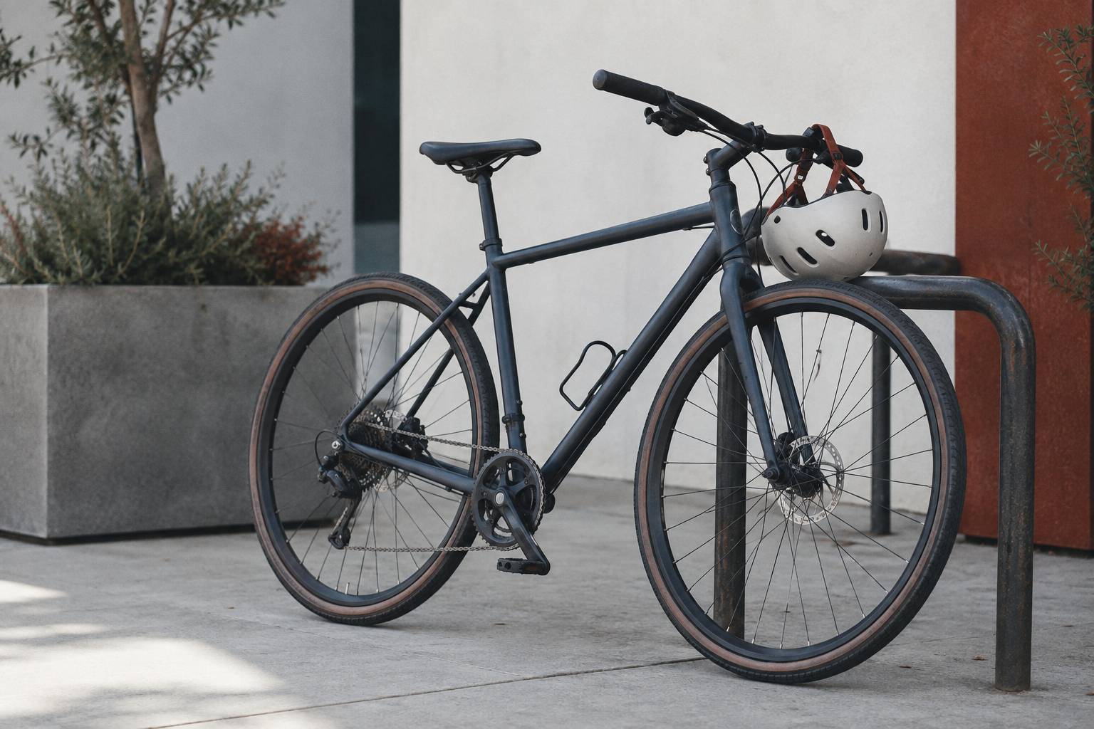 Velo generique neutre contre un support avec casque pose sur le guidon